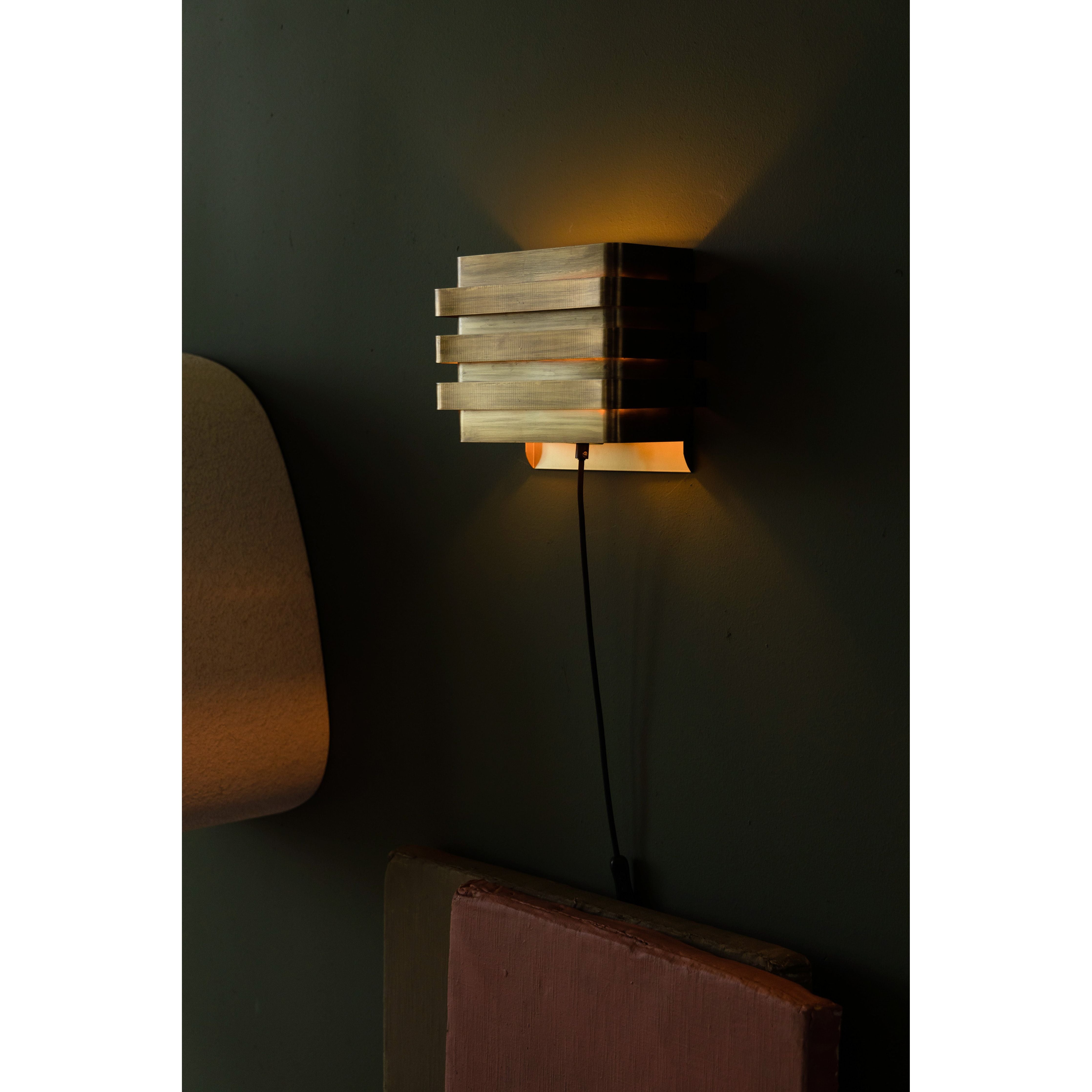 Dumont brass wall lamp