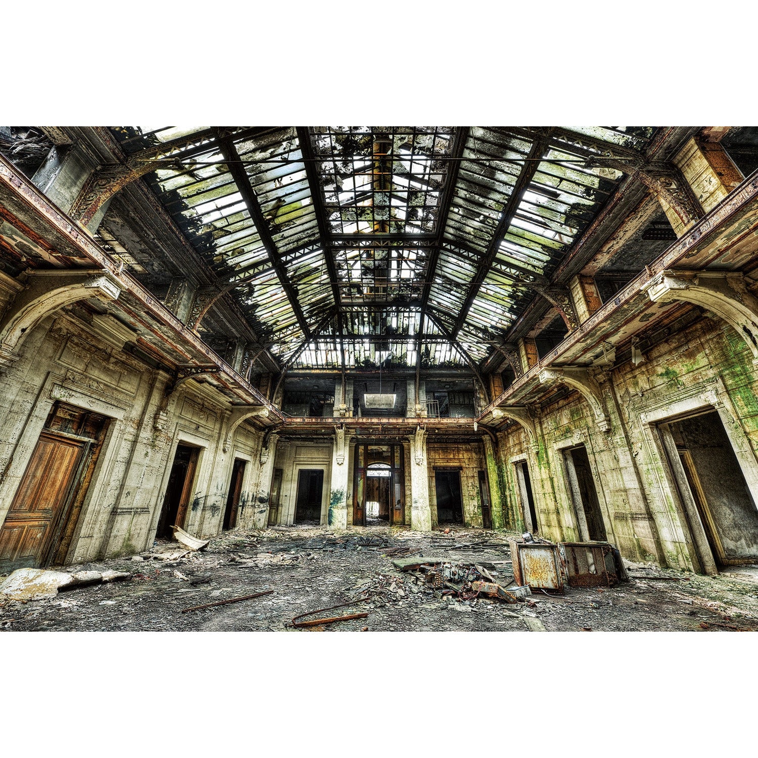 Glasschilderij zaal met glazen plafond - Abandoned places